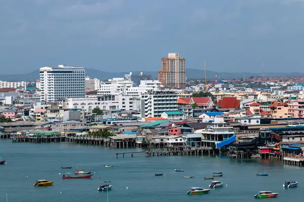 Pattaya 'nın hareketli kıyı yaşamını keşfedin çarpıcı şehir manzaraları ve canlı deniz kenarı aktiviteleriyle.