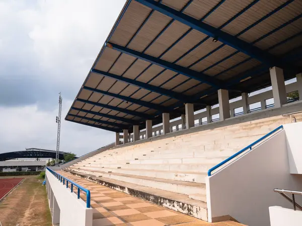 Modern bir stadyumun mimari özelliklerini keşfetmek için şehir ortamında tasarımı ve açık hava erişilebilirliğini sergileyin..