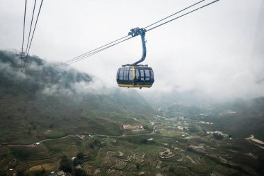 Vietnam 'ın çarpıcı tarlaları üzerinde nefes kesici bir teleferik yolculuğu yaşayın..