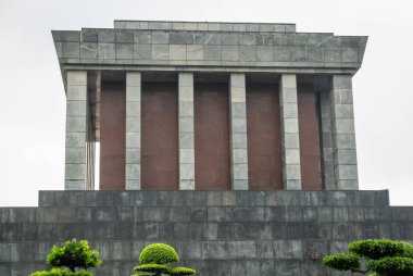 Vietnam 'ın zengin tarihinin bir sembolü olan Ho Chi Minh Anıtmezarının mimari mucizesini keşfedin..