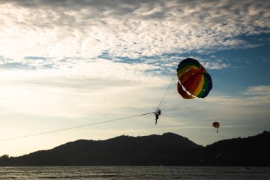 Gün batımında paraşütle atlamanın heyecanını yaşayın..