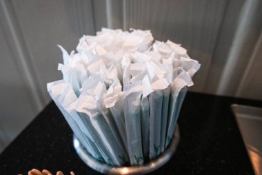 Etkinlikler veya günlük kullanım tarzı ve sürdürülebilirliği için mükemmel dekoratif kağıt pipetlerin canlı bir görüntüsü.