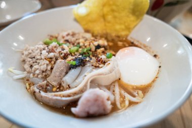 Geleneksel Tayland erişte çorbasının zengin lezzetlerini bir şehir lokantasında keşfedin..