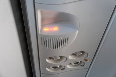 Bir uçak kabininin güvenlik alarm sistemine yakından bakmak uçuş sırasında bir arıza olduğunu gösterir..