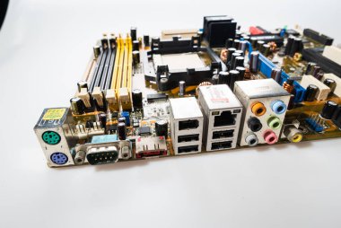 Temel elektronik bileşenleri gösteren bir bilgisayar ana kartının karmaşık detaylarını araştırın..