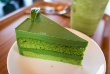 Tatlı aşıkları için sıcak, parlak yeşil kibrit kekinin tadını çıkarın. Mutfak mutluluğu arayan aşıklar için..