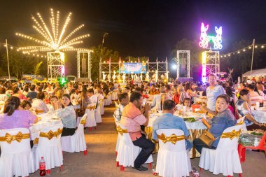 Chachoengsao, Tayland-13 Kasım 2023: Tayland keşiş kordinatı töreninde Budist geleneklerini onurlandıran canlı bir kutlama gecesi.