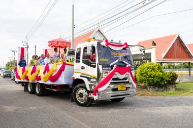 Chachoengsao, Tayland-13 Kasım 2023: Tayland 'da düzenlenen şenlikli geçit töreninde keşiş korosunun geleneğini canlı bir şekilde sergileyen bir kutlama.