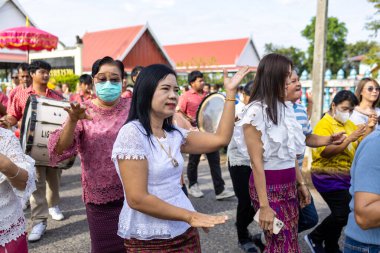 Chachoengsao, Tayland-13 Kasım 2023: Gelenek ve neşeyle dolu Tayland keşiş papazlığı töreninin kültürel zenginliğini tecrübe edin.