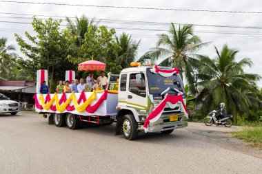 Chachoengsao, Tayland-13 Kasım 2023: Gelenek ve dini harmanlayan canlı bir Tayland keşiş ayini renkli bir törenle kutlandı.
