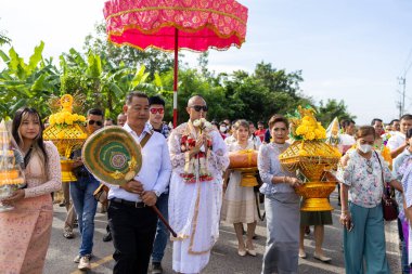 Chachoengsao, Tayland-13 Kasım 2023: Tayland 'da renkli bir törenle gelenek ve ruhaniliği harmanlayan canlı bir koordinasyon töreni.