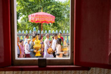 Chachoengsao, Tayland-13 Kasım 2023: Zengin Tayland gelenekleri ve ruhani adanmışlığı sergileyen keşişlerin canlı koordinasyon törenine tanık olun.
