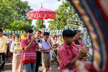 Chachoengsao, Tayland-13 Kasım 2023: Canlı bir Tayland keşiş ayini zengin gelenekler ve topluluk bağlarını müzik ve ritüellerle sergiliyor.