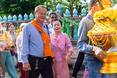 Chachoengsao, Tayland-13 Kasım 2023: Geleneksel keşiş ayinini kutlamak için canlı Tayland topluluğuna katılın.