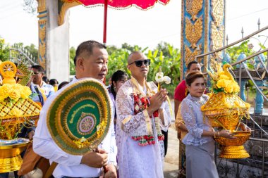 Chachoengsao, Tayland-13 Kasım 2023: Tayland keşiş ayini sırasındaki canlı gelenek ve ritüellere tanık olun.