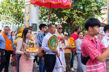 Chachoengsao, Tayland-13 Kasım 2023: Canlı bir Tayland cemaati zengin kültürel gelenekleri sergileyen bir keşişi kutlamak için toplandı.