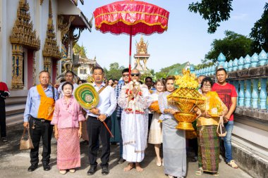 Chachoengsao, Tayland-13 Kasım 2023: Zengin Budist gelenekleriyle dolu canlı ve anlamlı bir Tayland keşişine tanık olun.