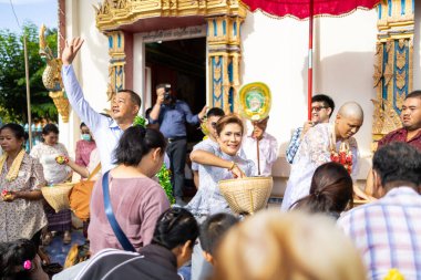 Chachoengsao, Tayland-13 Kasım 2023: Kültürel öneme sahip bir Tayland keşiş ayininin canlı ritüellerini tecrübe edin.