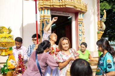 Chachoengsao, Tayland-13 Kasım 2023: Maneviyat ve cemaati kutlayan bir Tayland keşiş ayininin zengin geleneğine tanık olun.