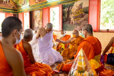 Chachoengsao, Tayland-13 Kasım 2023: Budizm geleneğiyle süslenmiş bir Tayland keşiş ayininin canlı ritüellerini tecrübe edin.