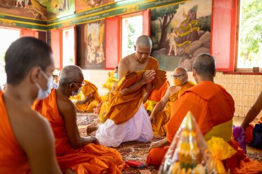 Chachoengsao, Tayland-13 Kasım 2023: Zengin Budist gelenekleri ve ritüelleri ile süslenmiş sakin bir Tayland keşiş törenine tanık olun.