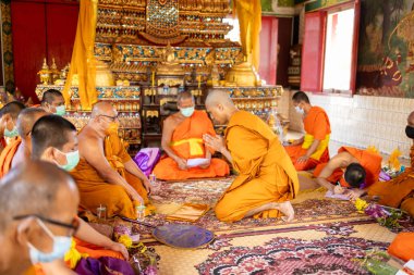 Chachoengsao, Tayland-13 Kasım 2023: Maneviyat ve kültürel öneme sahip Tayland keşiş ayininin zengin geleneğine tanık olun.