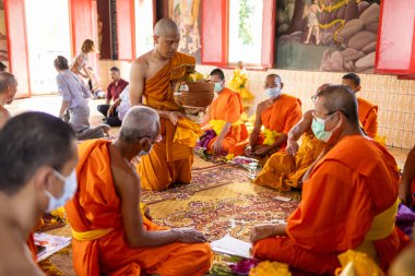 Chachoengsao, Tayland-13 Kasım 2023: Tayland keşiş ayininde kutsal tapınak içinde zengin gelenekler ve ruhani birlik sergileniyor.