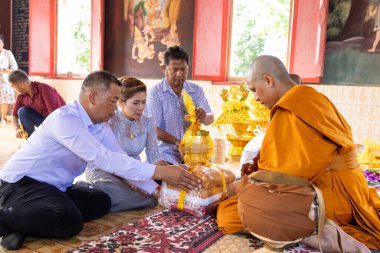 Chachoengsao, Tayland-13 Kasım 2023: Zengin Budist geleneklerini ön plana çıkaran sakin bir Wat tapınağında geleneksel bir Tayland keşiş ayini başlatıldı.