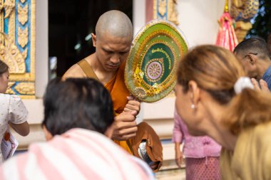 Chachoengsao, Tayland-13 Kasım 2023: Tayland Budizmi 'nin zengin geleneklerinin sergilendiği derin bir papaz ayinine katılıyor.