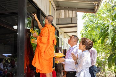 Chachoengsao, Tayland-13 Kasım 2023: Bir Tayland Budist keşiş papazlık töreninin zengin geleneklerini sakin bir açık hava ortamında tecrübe edin.