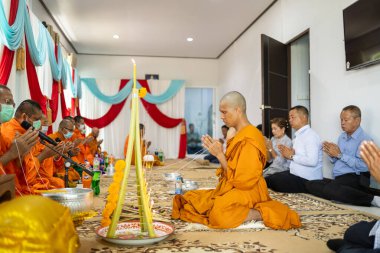 Chachoengsao, Tayland-13 Kasım 2023: Zengin gelenekleri ve derin dini önemi vurgulayan bir Tayland keşiş ayininin ciddiyetini tecrübe edin.