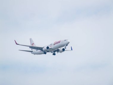 Bangkok, Tayland-26 Aralık 2024: Tayland 'ın yerli havayollarının sergilendiği Don Mueang Havaalanı' na inmek için zarif bir iniş yapan uçak.