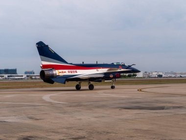 Bangkok, Tayland - 8 Mart 2025: Kraliyet Tayland Hava Kuvvetleri 88 'inci yılını kutlayan Çin Hava Kuvvetleri, Çin Hava Kuvvetleri ile birlikte coşkulu bir hava gösterisinde askeri kahramanlık sergiliyor.