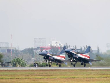 Bangkok, Tayland - 8 Mart 2025: Tayland Kraliyet Hava Kuvvetleri 'nin 88. kuruluş yıldönümünü heyecan verici hava gösterileri ve askeri gösterilerle kutlamak.