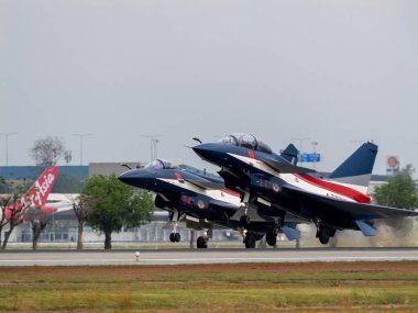 Bangkok, Tayland - 8 Mart 2025: Tayland Kraliyet Hava Kuvvetleri Çin 'in 1 Ağustos askeri uçakları ile etkileyici bir hava gösterisi işbirliğine ev sahipliği yaptı.