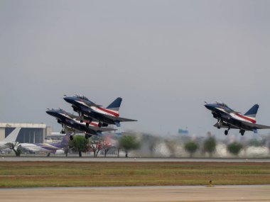 Bangkok, Tayland - 8 Mart 2025: Kraliyet Tayland Hava Kuvvetleri 88. kuruluş yıldönümünü özel hava gösterileriyle kutlarken hava gösterileri heyecan verici.