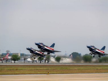 Bangkok, Tayland - 8 Mart 2025: Tayland Kraliyet Hava Kuvvetleri 'nin 88. kuruluş yıldönümünü Çin Ordusu ve askeri uçaklarının yer aldığı heyecan verici hava gösterileriyle kutlayın.