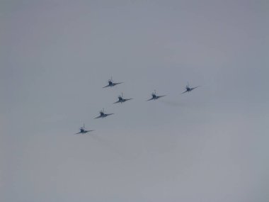 Bangkok, Tayland - 8 Mart 2025: Tayland Kraliyet Hava Kuvvetleri 'nin 88. yıl dönümünde Çin katılımlı askeri hava gösterilerinin ihtişamını tecrübe edin.