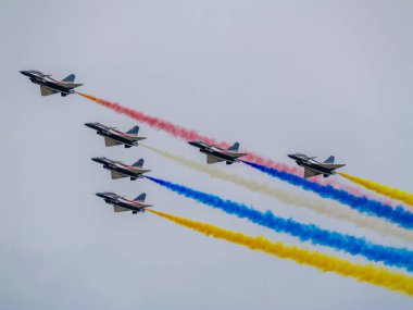 Bangkok, Tayland - 8 Mart 2025 Çin Hava Kuvvetleri ile Tayland Kraliyet Hava Kuvvetleri 'nin yıldönümünü kutlayan canlı bir askeri uçak gösterisi.
