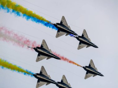 Bangkok, Tayland - 8 Mart 2025: Tayland Kraliyet Hava Kuvvetleri 'nin 1 Ağustos' ta Çin Hava Kuvvetleri 'nin 88. kuruluş yıldönümünün heyecanlı hava gösterimlerini izleyin.