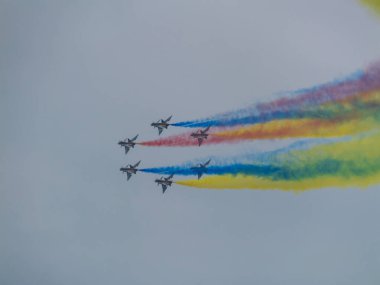 Bangkok, Tayland - 8 Mart 2025: Tayland Kraliyet Hava Kuvvetleri 'nin gökyüzünde askeri uçak sanatının 88. yıldönümünü kutlayan heyecan verici bir hava gösterisi.