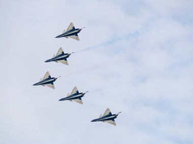 Bangkok, Tayland - 8 Mart 2025: Havacılık mükemmelliğinin kutlanması bu etkinlikte Tayland Kraliyet Hava Kuvvetleri ve Çin Hava Kuvvetleri 'nin nefes kesici hava gösterileri sergileniyor.