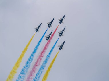 Bangkok, Tayland - 8 Mart 2025: Kraliyet Tayland Hava Kuvvetleri 'nin 88. yıldönümünü muhteşem performanslarla kutlayan askeri hava gösterileri heyecan verici deneyimler.