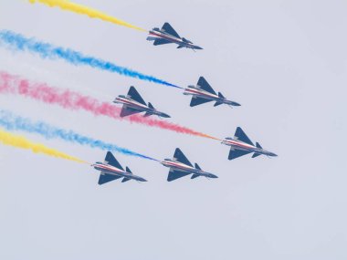 Bangkok, Tayland - 8 Mart 2025 Kraliyet Tayland Hava Kuvvetleri 'nin 88. yıl dönümü kutlamalarındaki heyecan verici hava gösterisini izleyin.