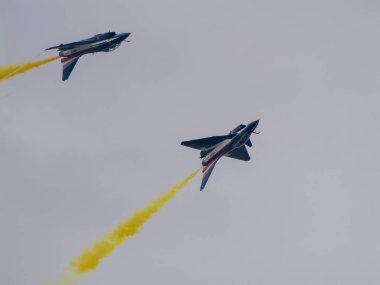 Bangkok, Tayland - 8 Mart 2025: Kraliyet Tayland Hava Kuvvetleri 'nin 88. kuruluş yıldönümünü kutlamak için askeri uçaklar ve 1 Ağustos Çin takımıyla heyecan verici hava gösterileri sergileniyor.