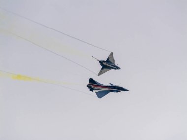 Bangkok, Tayland - 8 Mart 2025: Kraliyet Tayland Hava Kuvvetleri 'nin 88. yıldönümünü hava gösterileriyle kutlayan çarpıcı bir askeri havacılık gösterisi.