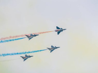 Bangkok, Tayland - 8 Mart 2025: Tayland Kraliyet Hava Kuvvetleri 'nin hassas uçuşlar ve askeri mükemmelliğin yer aldığı 88. yıldönümünü kutlayan muhteşem hava gösterisine tanık olun.