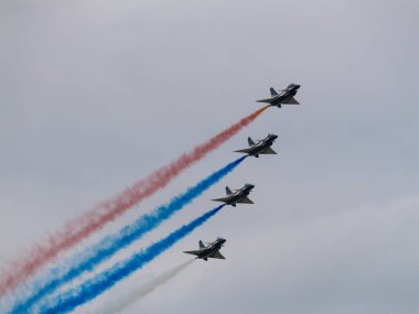 Bangkok, Tayland - 8 Mart 2025: Tayland Kraliyet Hava Kuvvetleri 'nin 1 Ağustos Çin Hava Kuvvetleri takımıyla 88. kuruluş yıldönümünü kutlayan keyifli bir askeri hava aracı gösterisi.