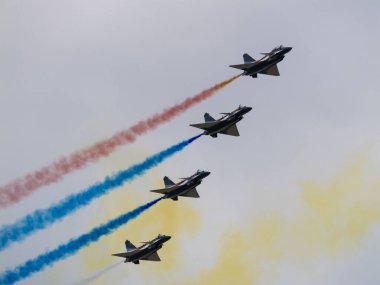 Bangkok, Tayland - 8 Mart 2025: Tayland Kraliyet Hava Kuvvetleri 'nin 88. yıldönümünü kutlayan muhteşem hava gösterisini deneyin..