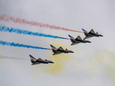 Bangkok, Tayland - 8 Mart 2025: Tayland Kraliyet Hava Kuvvetleri 'nin 1 Ağustos Çin Hava Kuvvetleri takımıyla 88. kuruluş yıldönümünü kutlayan muhteşem hava gösterisine tanık olun.
